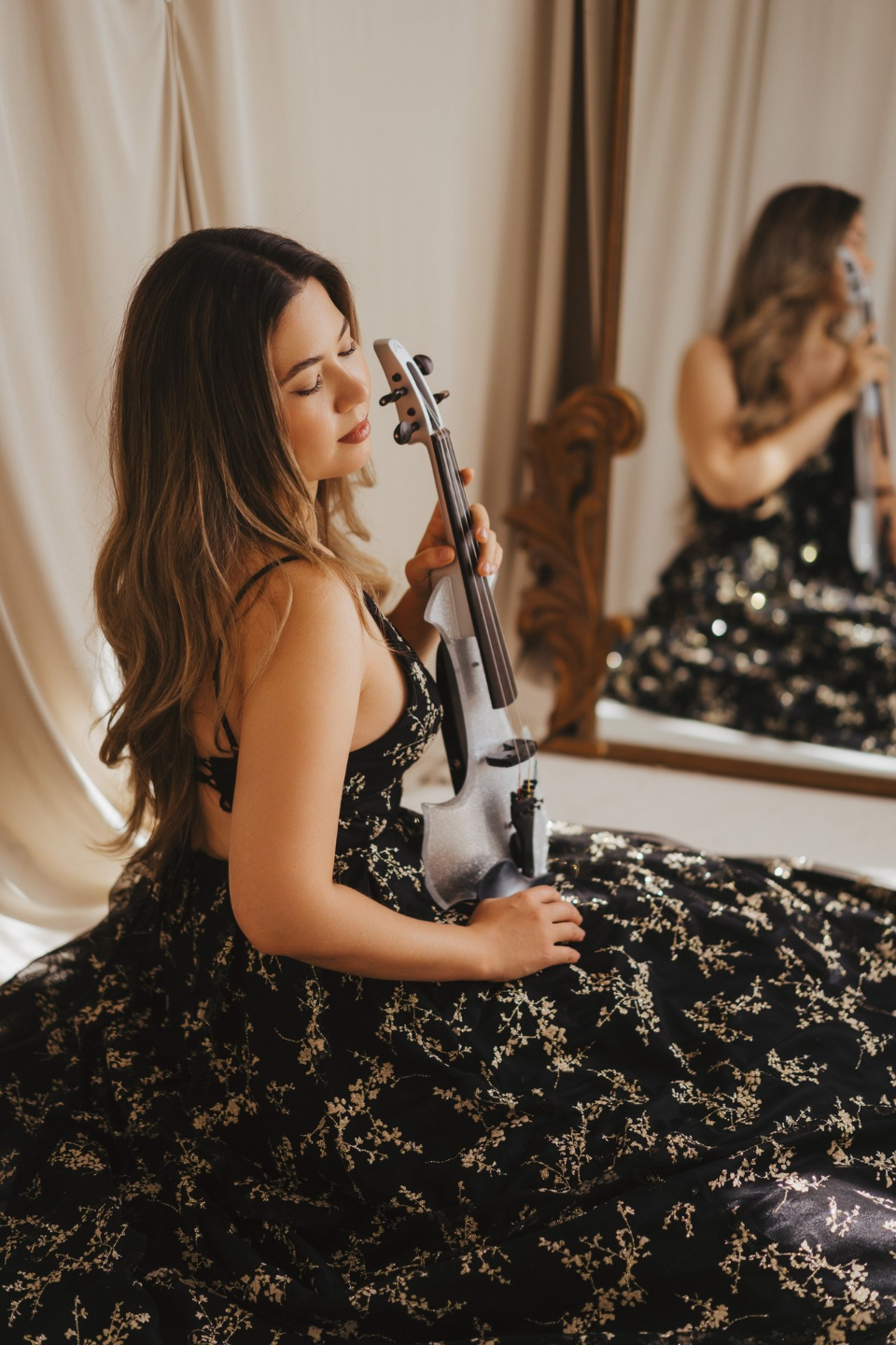 Maya Victoria with white electric violin